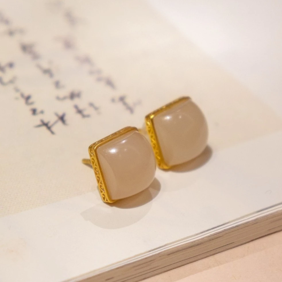 【城丽】18K和田玉藕粉色标方块耳钉/对(多样性发)ZJK-439