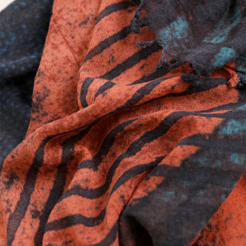 水煮羊毛带穗印花围巾-橘色拼蓝