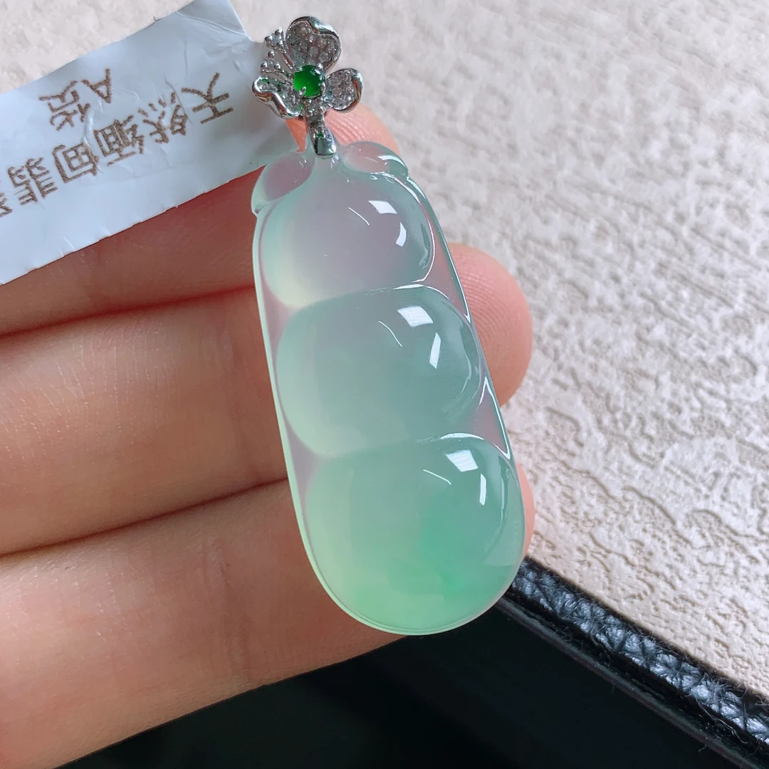 缅甸天然翡翠A货冰种绿色福豆吊坠精雕玉石玉器珠宝首饰挂件百搭