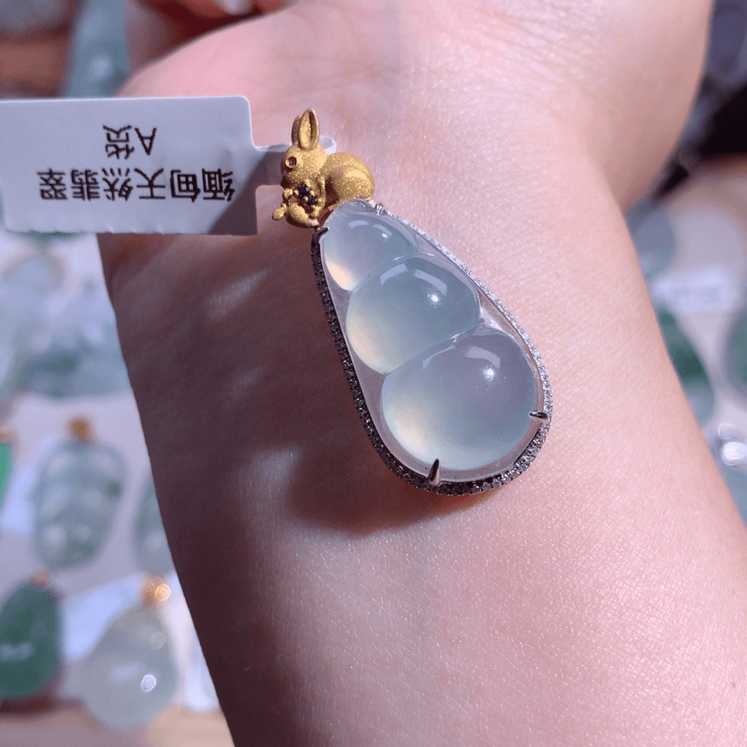 翡翠吊坠(不含链)18K金镶嵌豆子