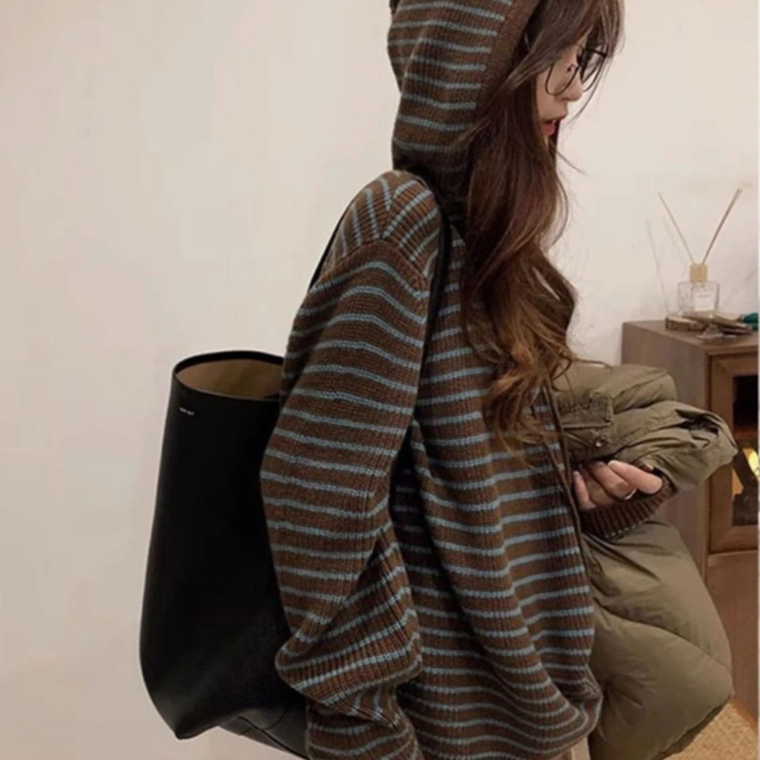 米莱jiaer/2024秋冬新款爆款宽松软糯慵懒风连帽条纹毛衣外套女