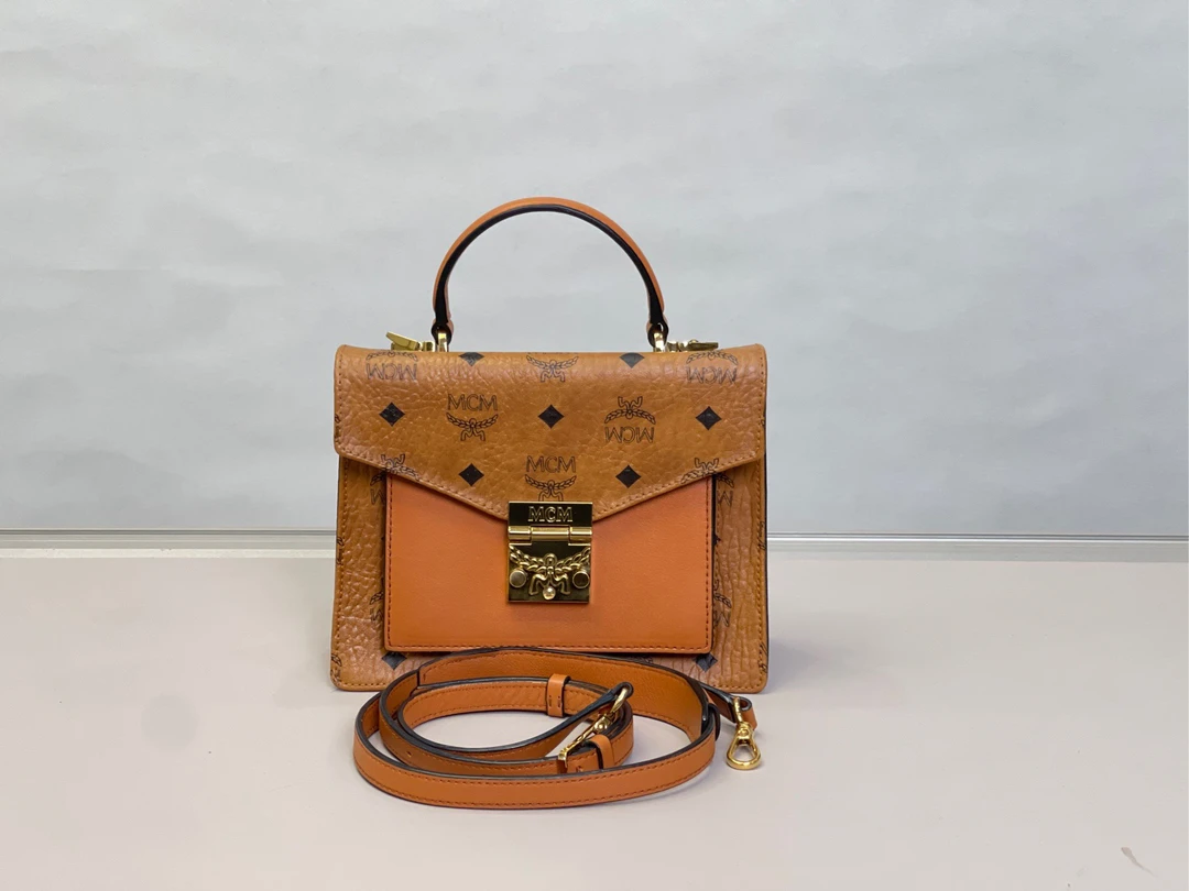 95新 MCM MCM/斜挎包 经典老花干邑色 专柜价 7800/800479