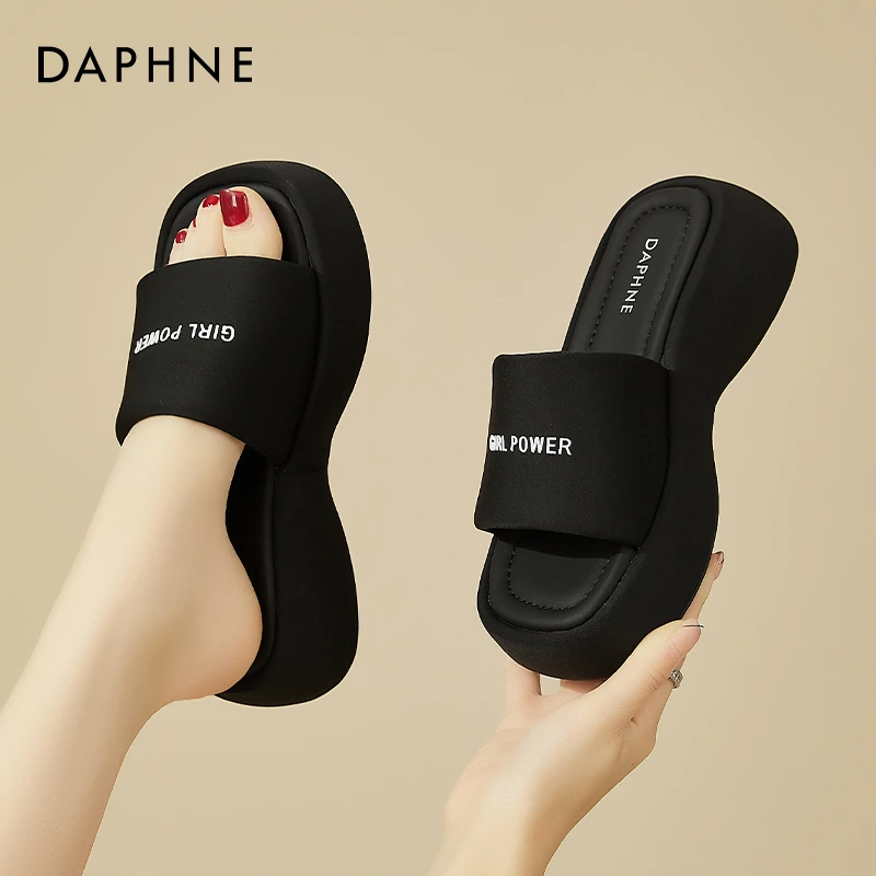 达芙妮黑色松糕厚底拖鞋女鞋2025新款夏季百搭时尚海边度假小凉拖