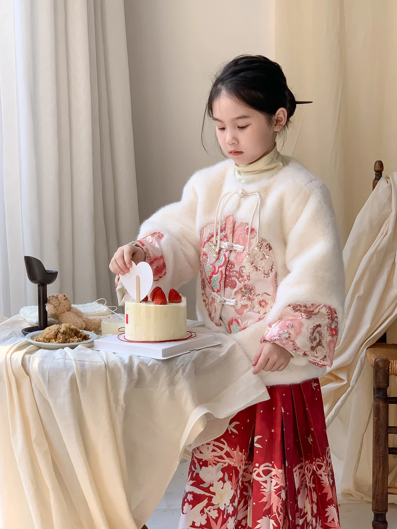 财宝家2023冬款中国风毛毛外套女童冬保暖圆领拜年服加厚绣花上衣