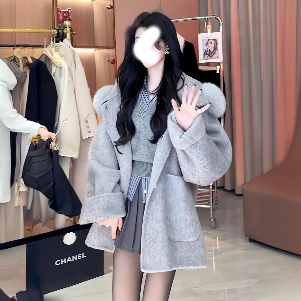 灰色毛毛领呢子大衣