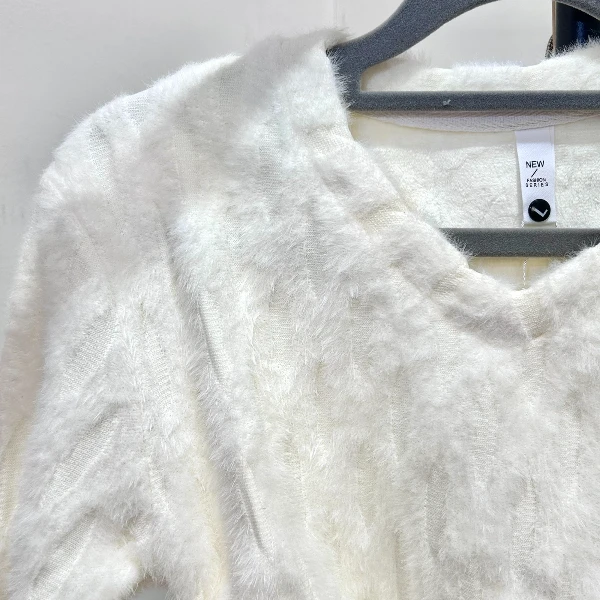 白色温柔软糯收腰v领加绒加厚毛衣女