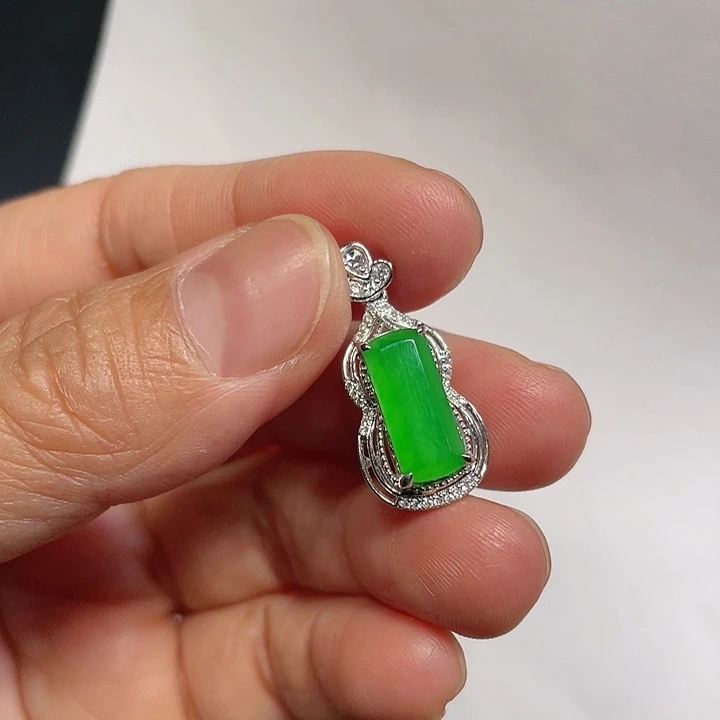 翡翠吊坠(不含链)18K金镶嵌绿方牌