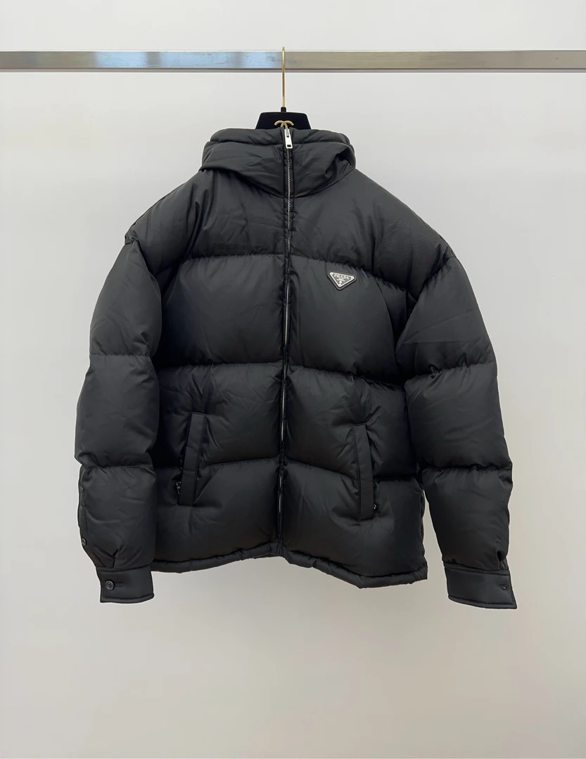 带吊牌未使用 Prada普拉达羽绒服 38码 00855