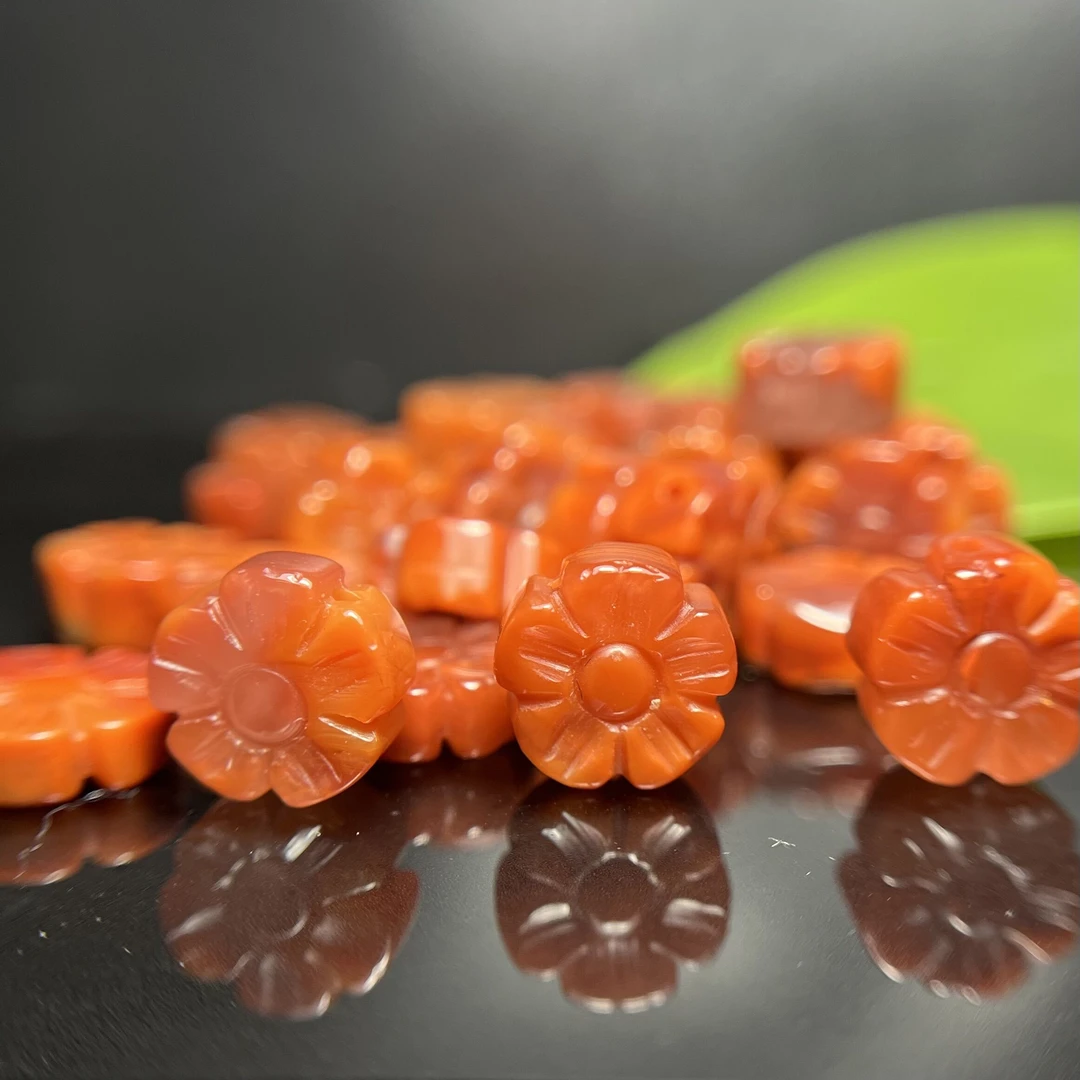 天然南红川料瓦西时尚精美简约款小配饰挂件冰飘梅花花瓣DIY搭配！