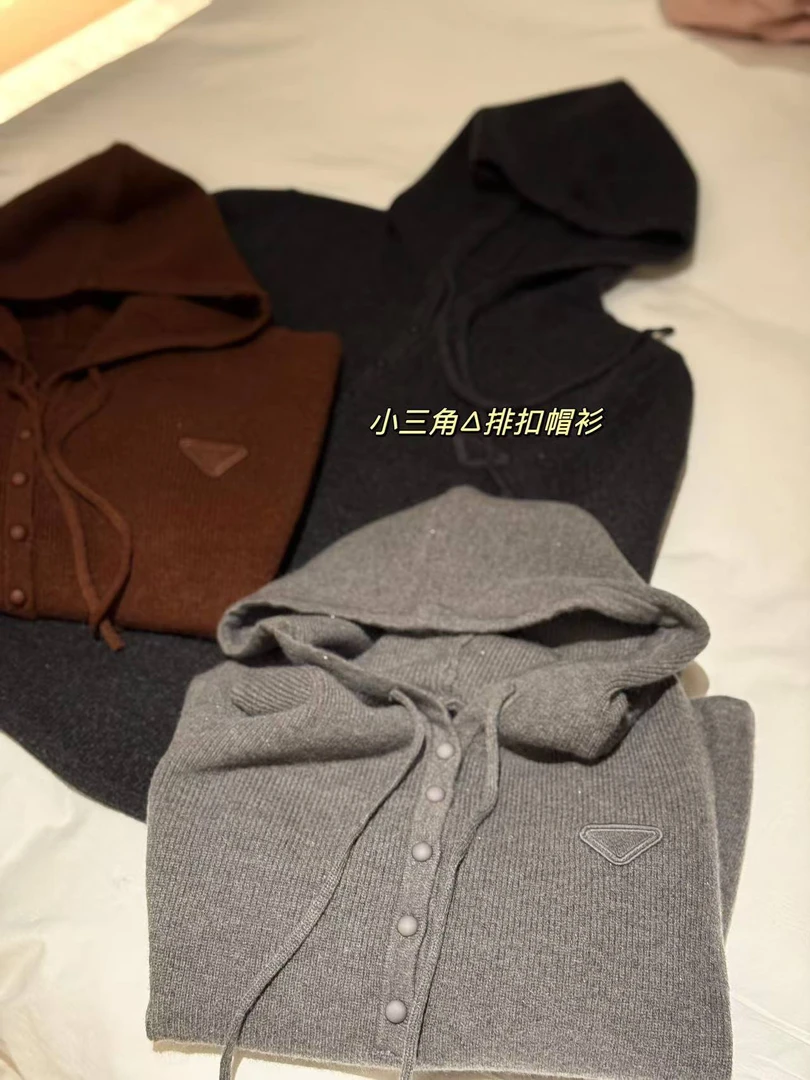 「金小姐」小三角排扣连帽帽衫～