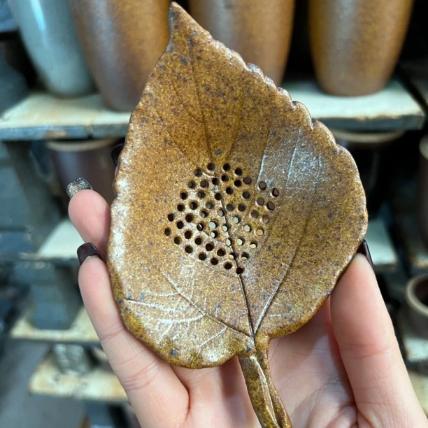 孤品树叶茶漏,尺寸大小不一,以实物为准,备注素色或者上釉即可