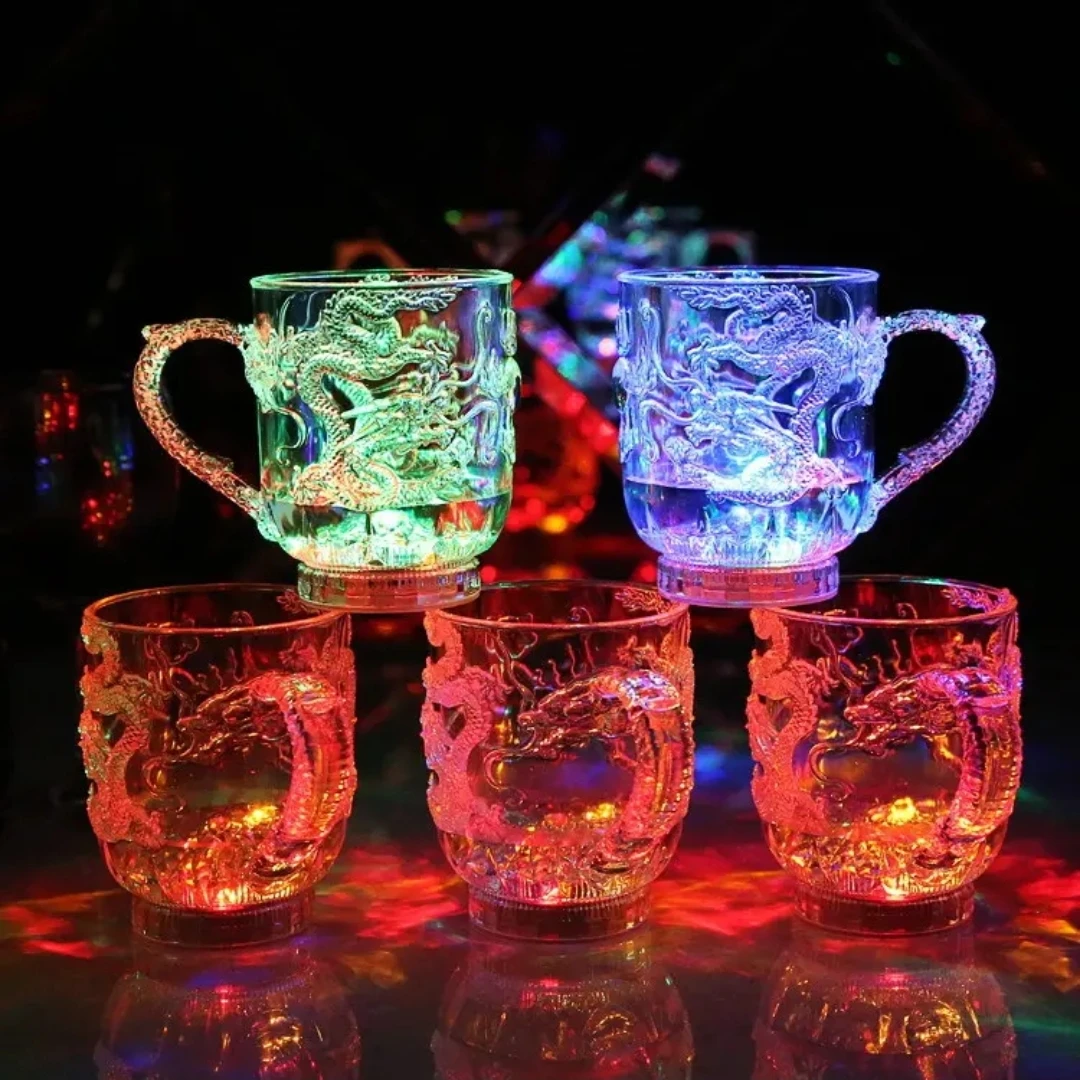 炫彩发光七彩闪光龙杯子啤酒杯魔术感应杯加水就亮水杯LED杯防摔