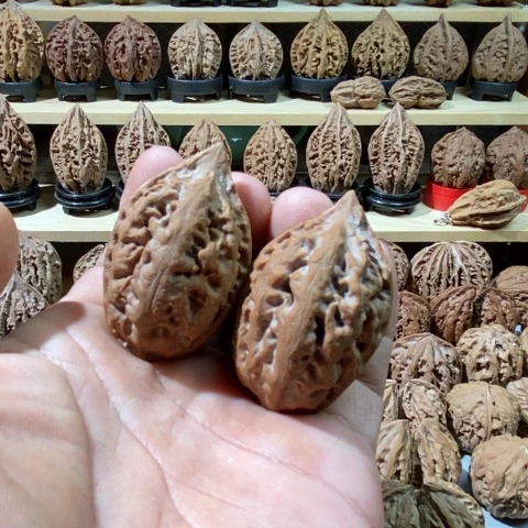 文玩核桃把件肉粒大花瓶