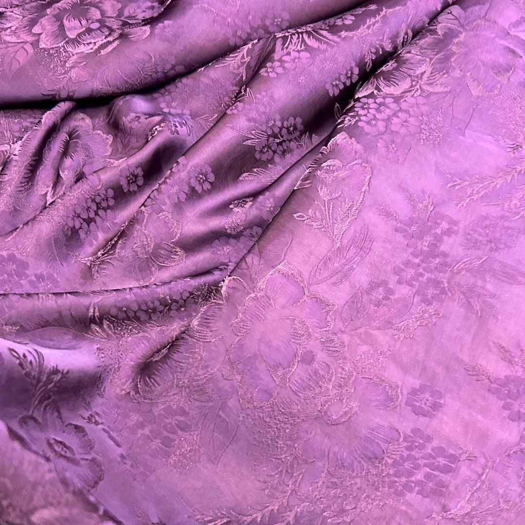 戴紫色纯植物丝重磅提花香云纱服装面料