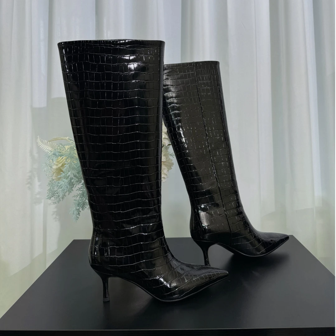 【己】style 2024秋冬新款鳄鱼纹显瘦尖头长靴时装靴