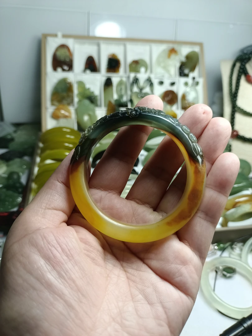 天然岫玉俏色花玉手镯