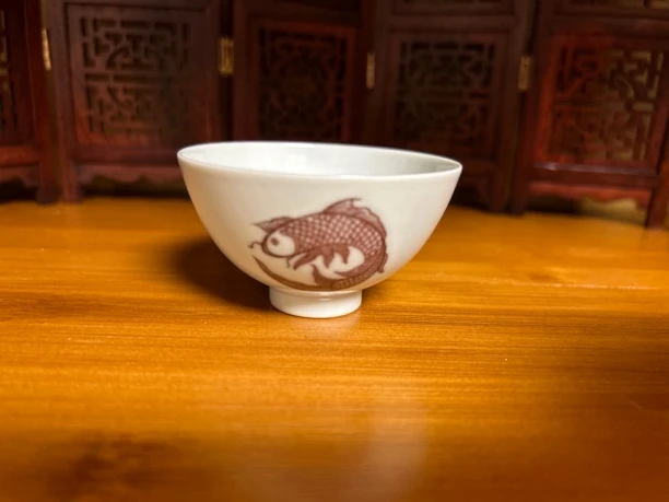 顽古*釉里红三鱼纹鸡心杯（50毫升）