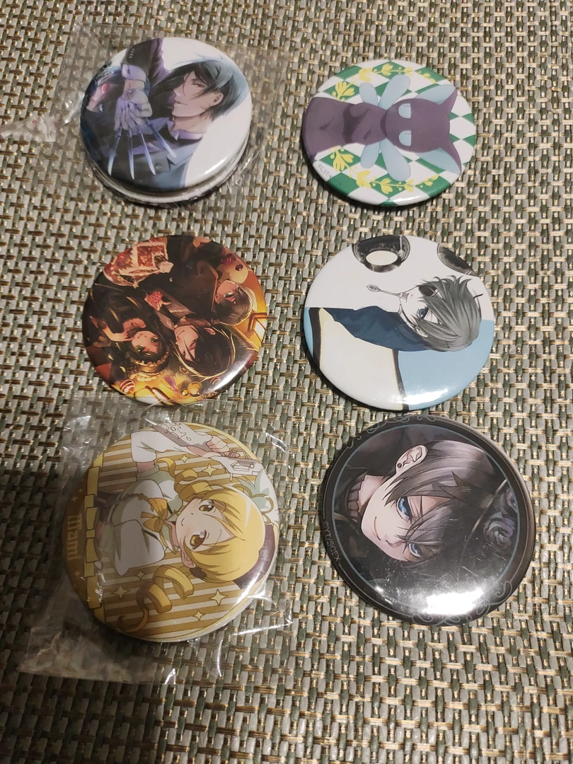 各种各样的漫画周边 不和客服沟通下单随机发6个吧唧