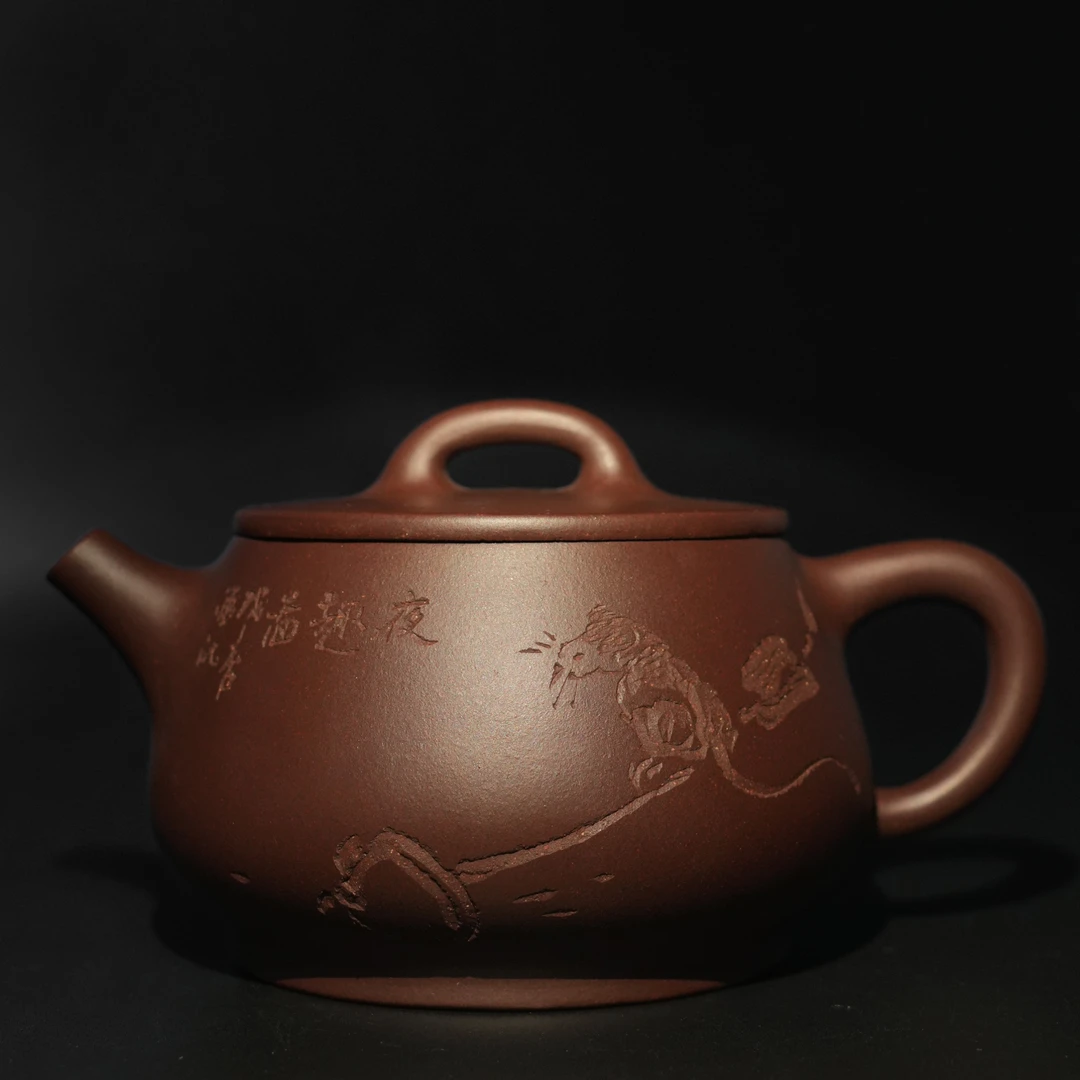 拂云轩【老鼠偷油】原矿紫泥250cc/朱墨春绘张泰中刻/宜兴紫砂壶