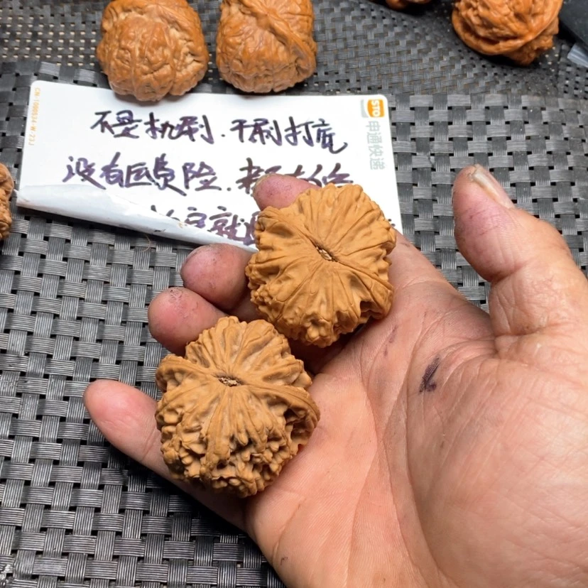 【闪购商品】文玩核桃把件天***麟