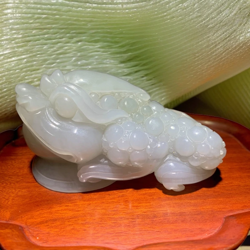 和田玉淡烟紫带猫眼富贵缠身金蟾手玩小摆立体精雕