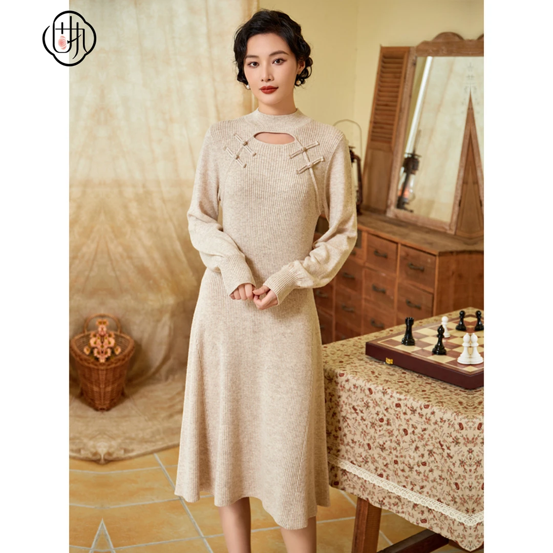 【丽公主】固执秋冬新中式立领灯笼袖中长针织连衣裙8630