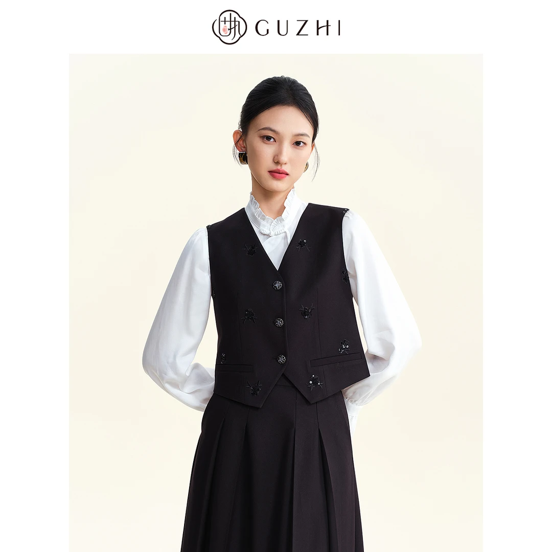 固执2025年春季新款气质百搭学院风净色刺绣短款马甲女上衣