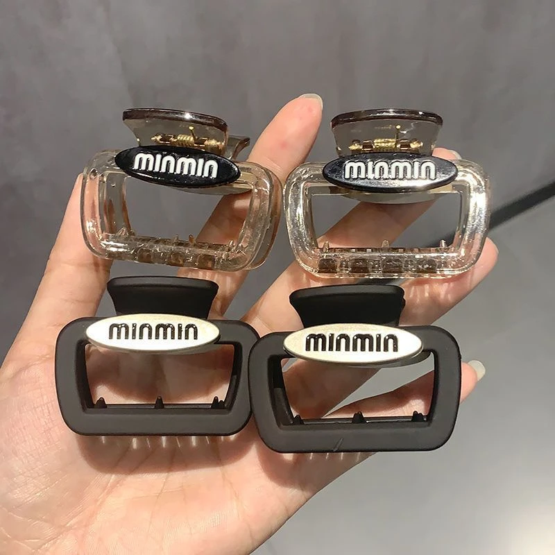 简约字母小抓夹磨砂抓夹高级感头饰女2024新款后脑勺抓鲨鱼夹发饰