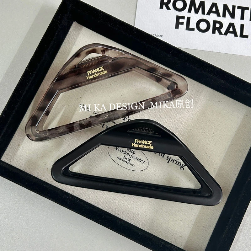 简约发夹新款气质三角形大号抓夹高级感鲨鱼盘发夹子复古字母发卡