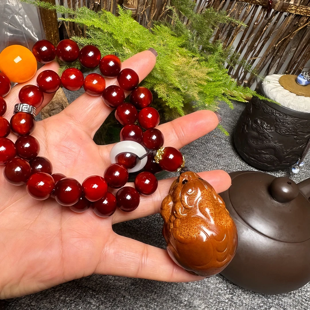 印尼大橄榄核雕刻，貔貅手持