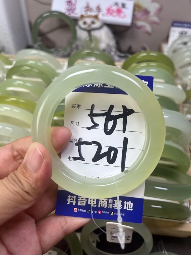 56纯天然岫玉玉镯子