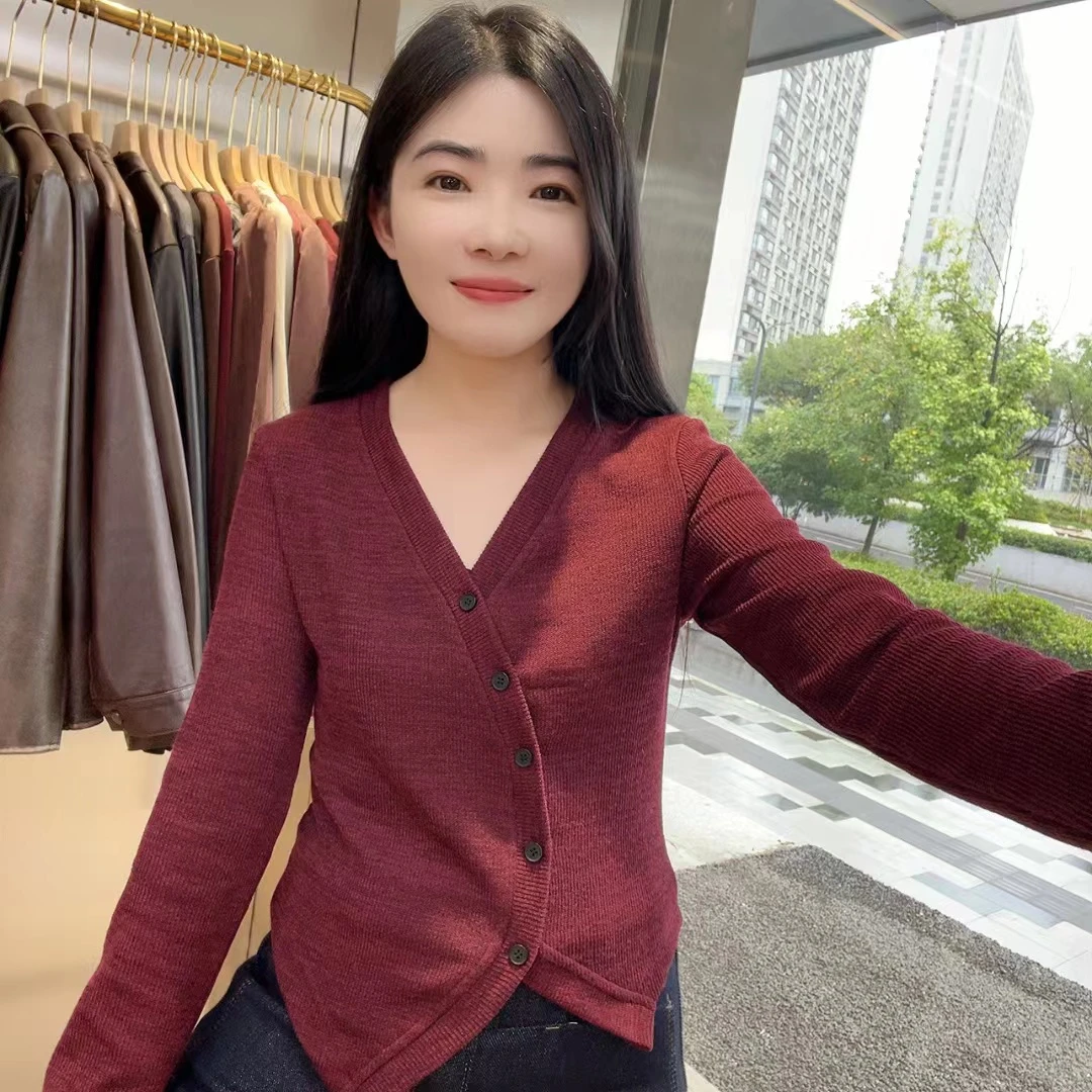 QC 241979秋款V领斜扣不规则减龄长袖打底衫