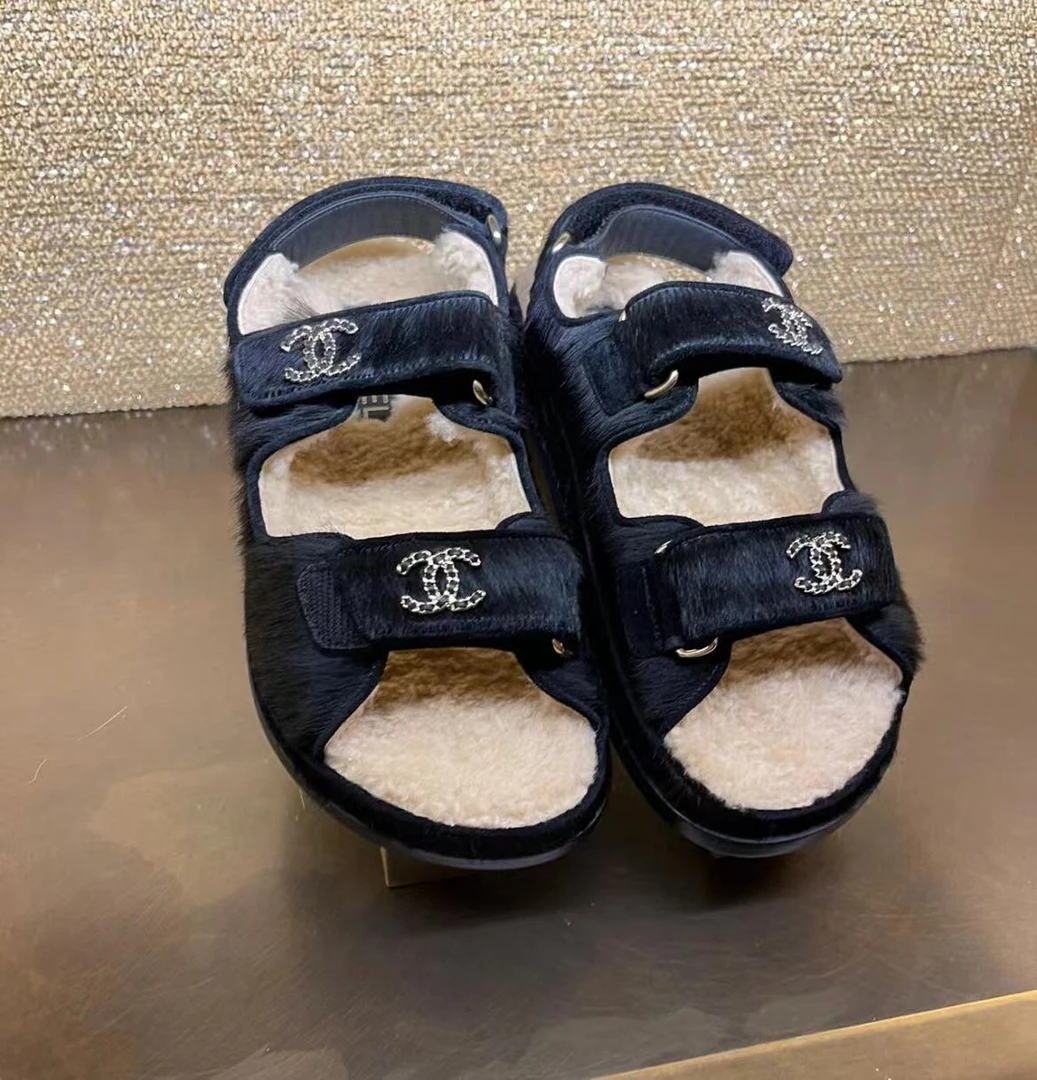 全新未使用 Chanel/香奈儿 22A手工坊双C魔术贴毛毛凉鞋37.5码