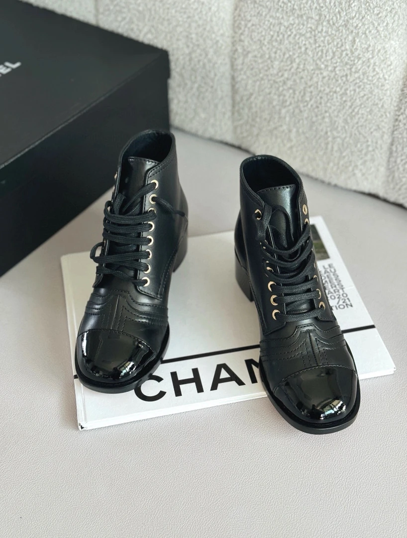 全新未使用 Chanel/香奈儿 黑金拼亮漆皮粗跟短靴36码