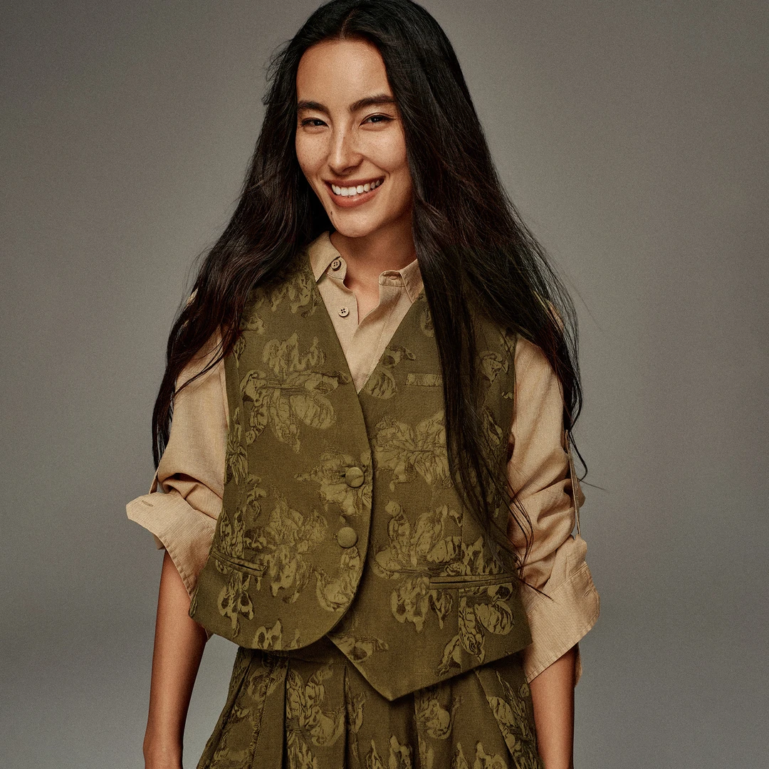 小虫重磅色织提花工艺不对称下摆设计感V领亚麻马甲背心T24QMJ073