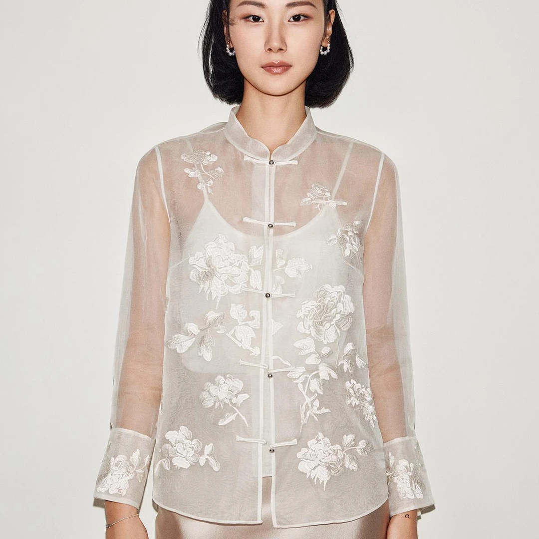 小虫【雪肌花容】重磅真丝欧根纱双层刺绣花型新中式上衣-T24XCS015