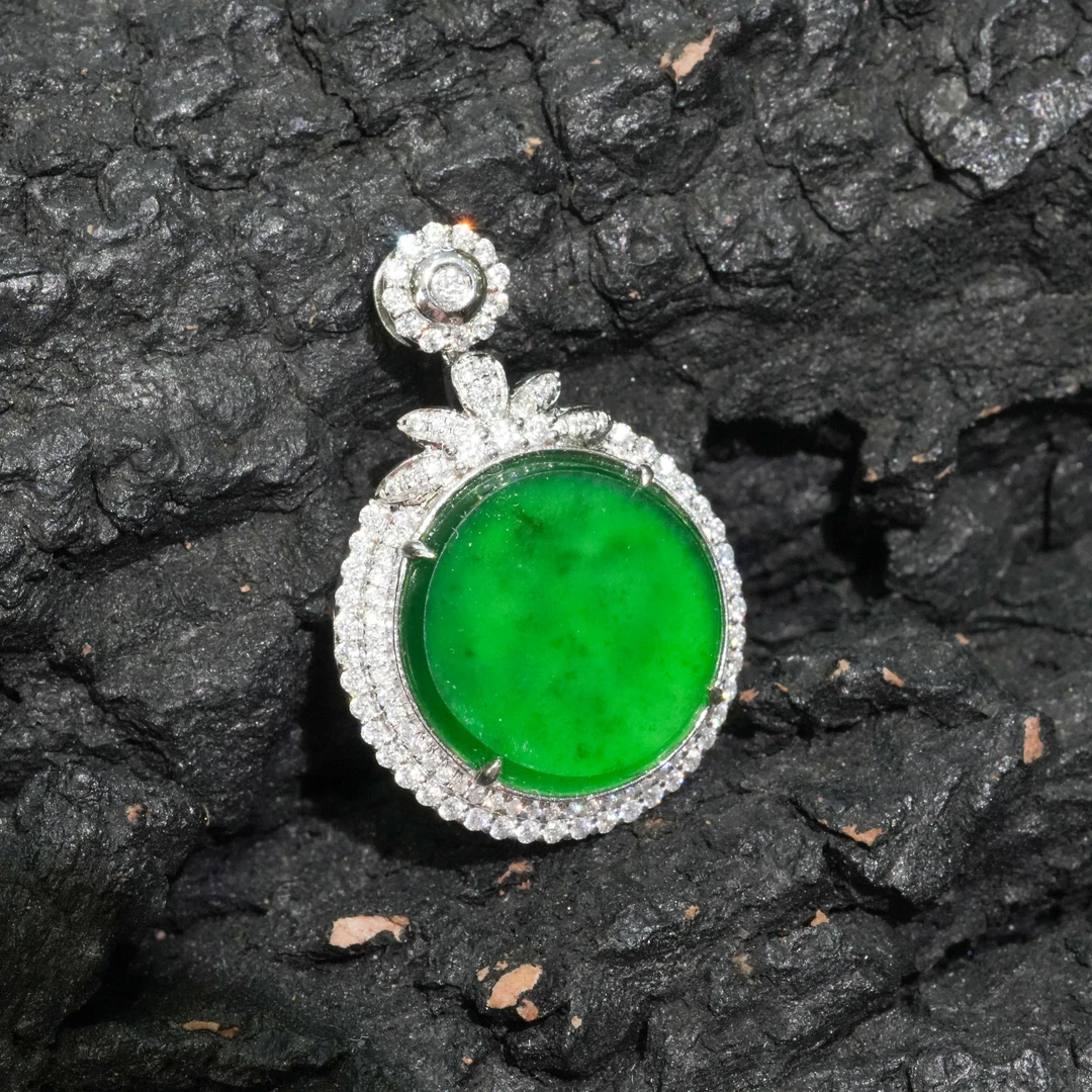 18k金天然A货翡翠圆牌吊坠多样性发时尚气质精致百搭豪镶设计
