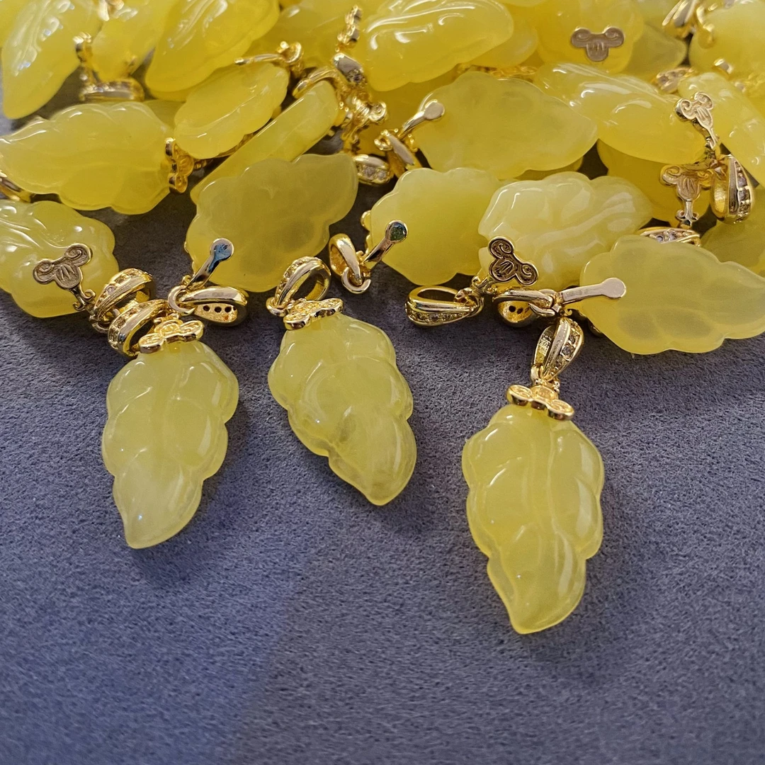 鸡油黄蜜蜡树叶小滴溜吊坠（多样性发一件）DZ-1149