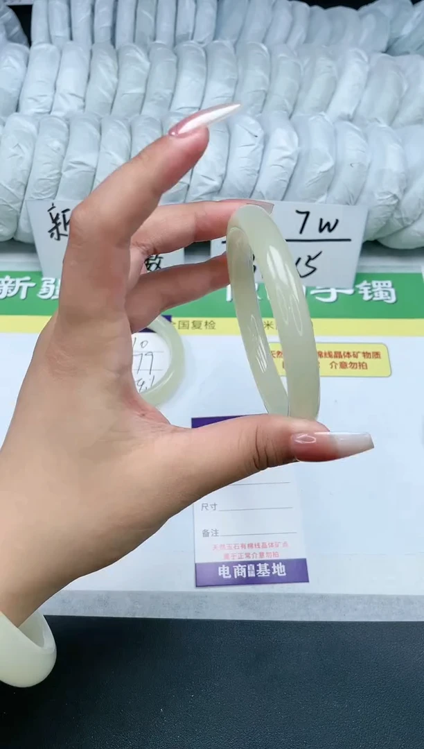 【闪购商品】石英质玉手镯未镶嵌V111-65.2