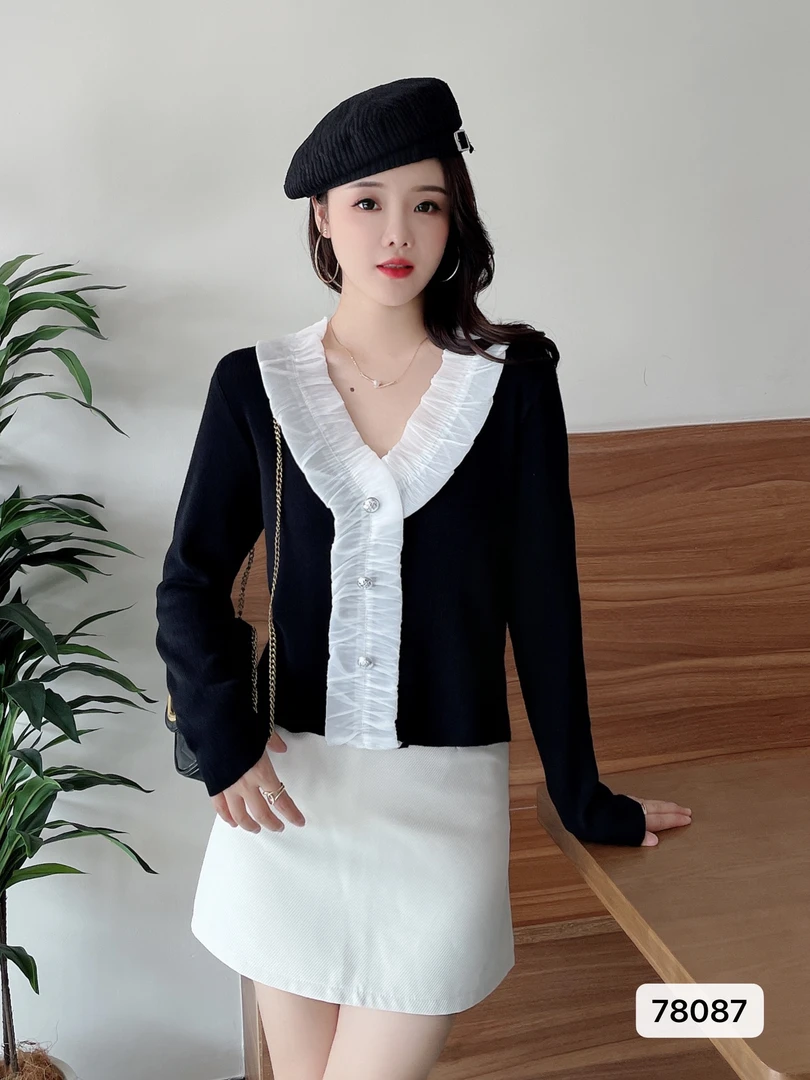 华丽法式洋气减龄蕾丝拼接短款上衣高级感修身长袖欧货v领针织衫