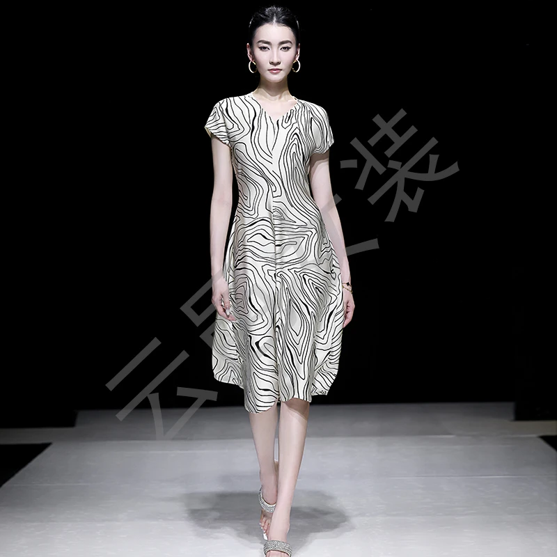 2025新款轻奢v领印花绸缎通勤连衣裙时尚设计感蝙蝠袖收腰女装