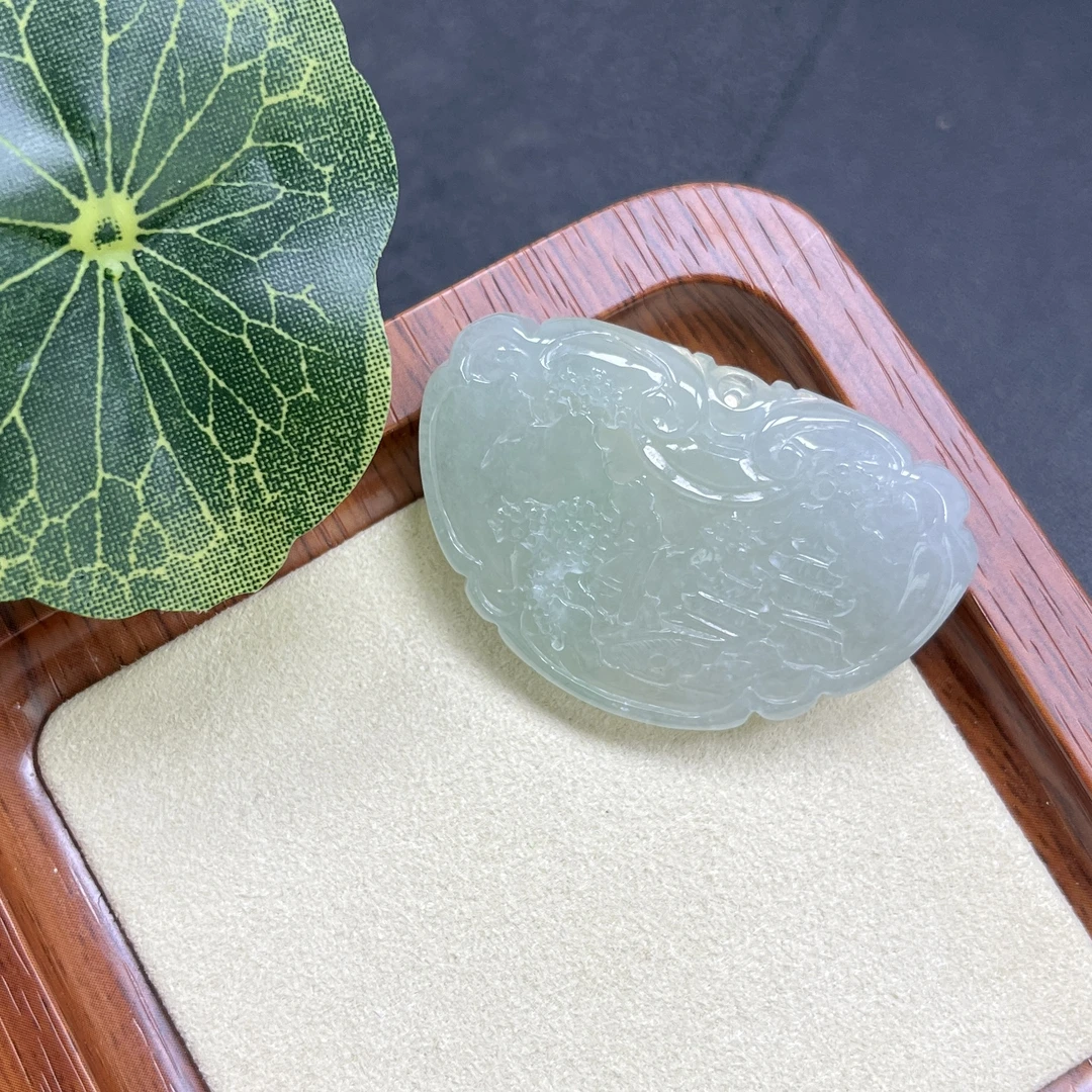 天然翡翠a货.冰糯晴绿底如意山水牌吊坠.尺寸31.3×48.4×6.3