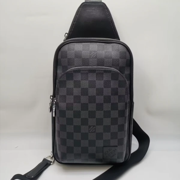 99新 LouisVuitton/路易威登 97新 17465 LV黑色棋盘格胸包单肩