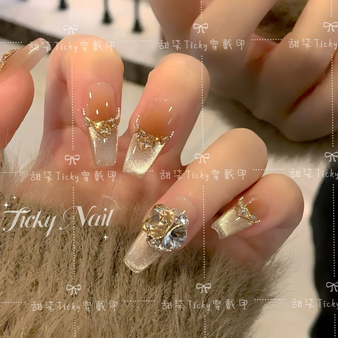 【时尚芭莎】手工穿戴甲东洲水晶锆石猫眼美甲高级显白秋冬季