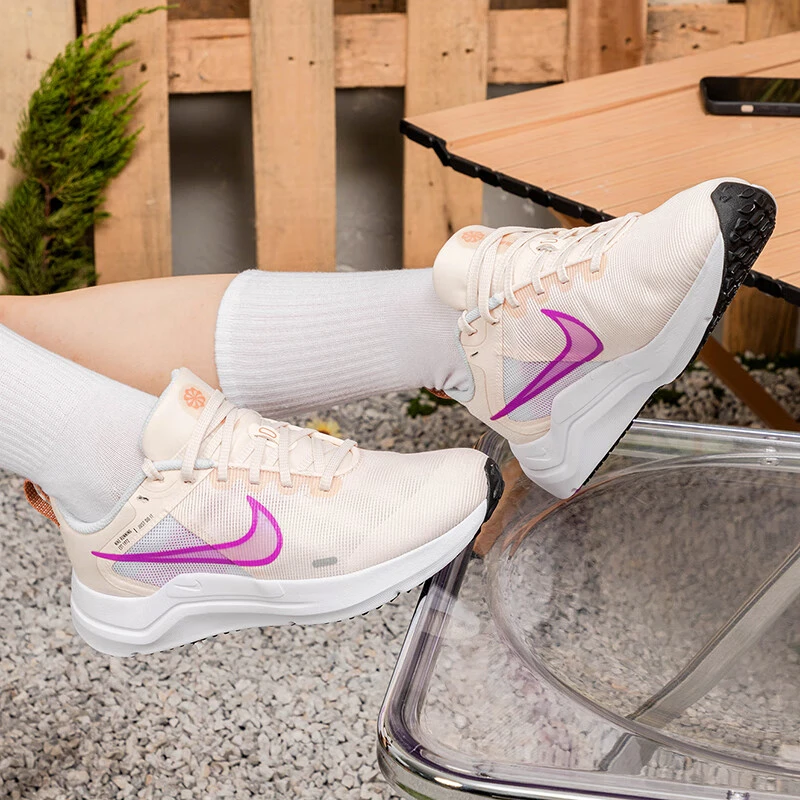 NIKE/耐克冰番石榴色休闲女子跑步鞋透气缓震轻便舒适运动慢跑鞋