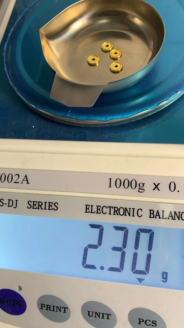 足金文玩配饰重量裸重2.3克,里外通透足金999