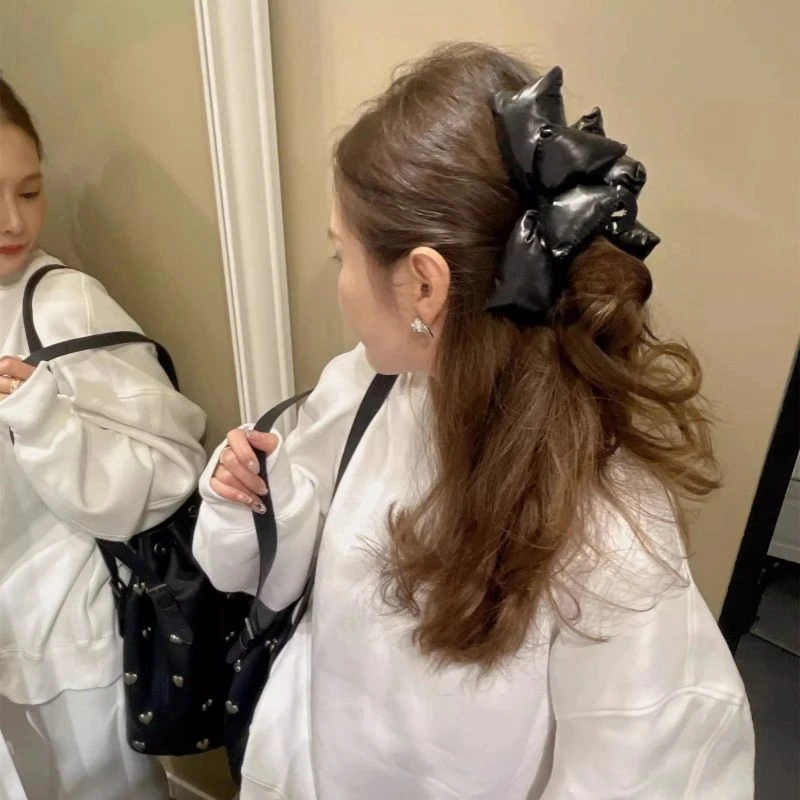 2024新款拍照好看且实用亮面黑色海绵大蝴蝶结时髦盘发鲨鱼夹发抓