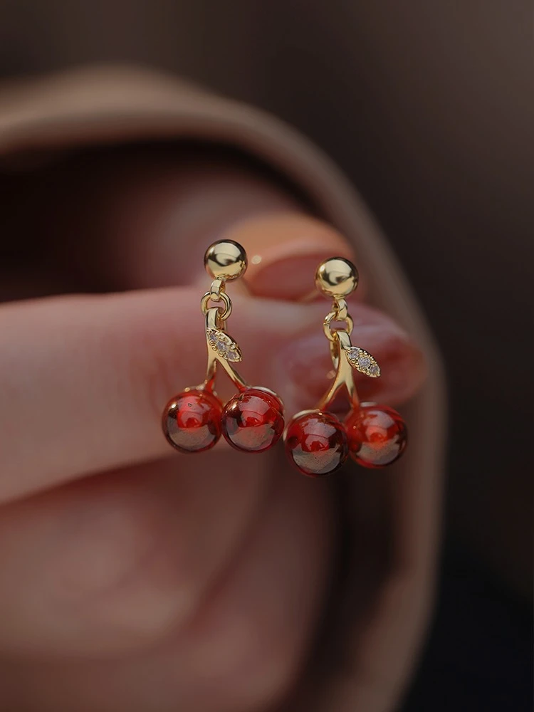 合金仿水晶耳饰 无耳洞「樱桃熟时」红色耳钉轻奢风蚊香盘耳夹百搭