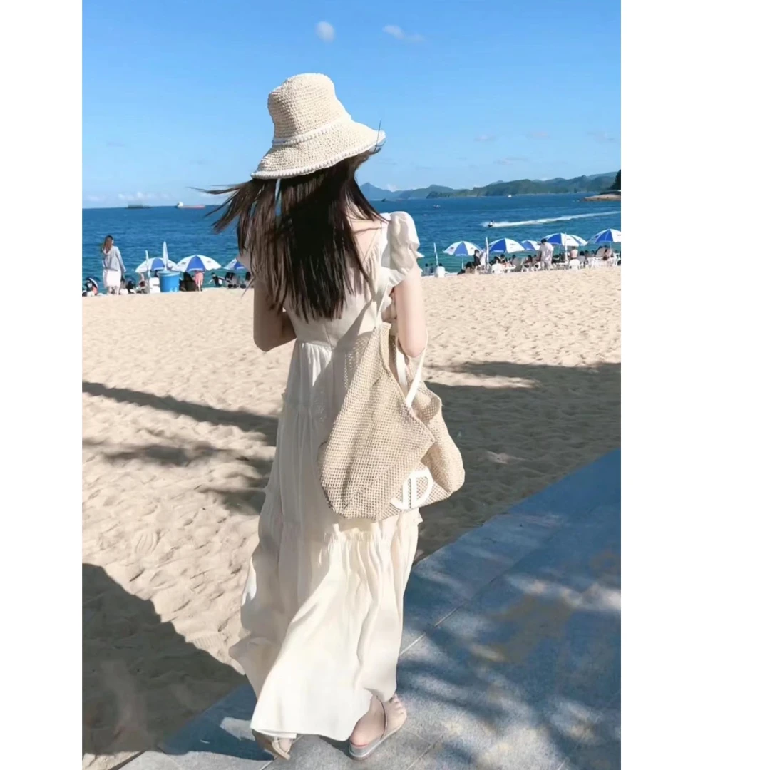 海边度假裙是杏色