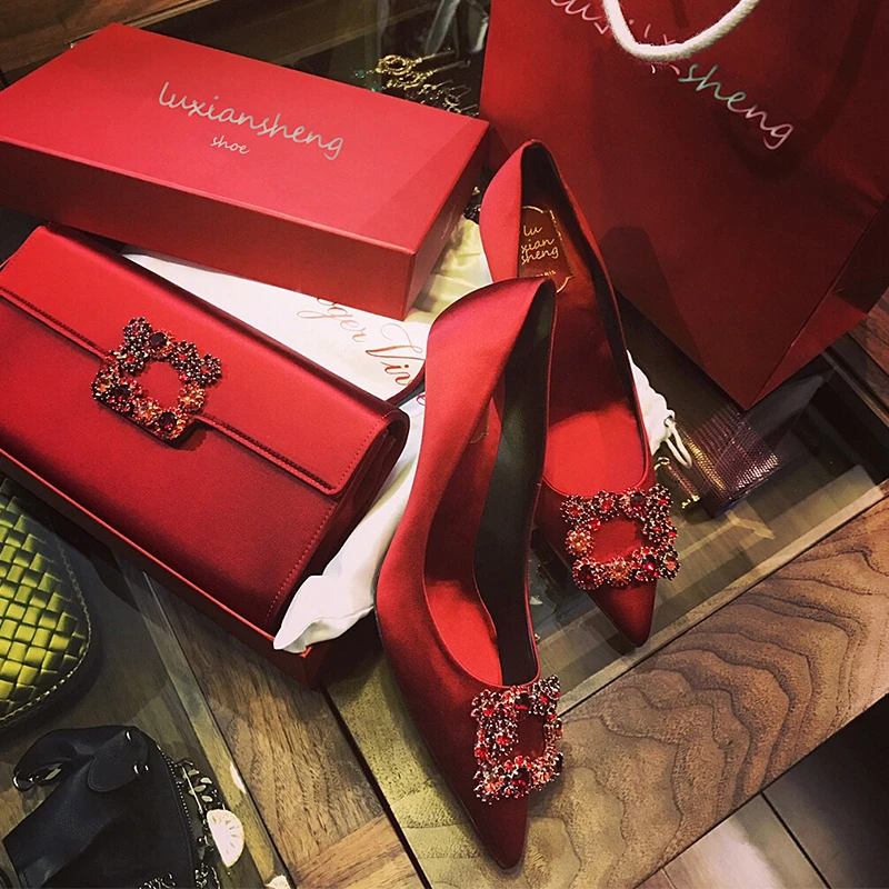 红色秀禾婚纱婚鞋新娘鞋旗袍礼服香槟色方扣尖头细跟高跟鞋女粗跟
